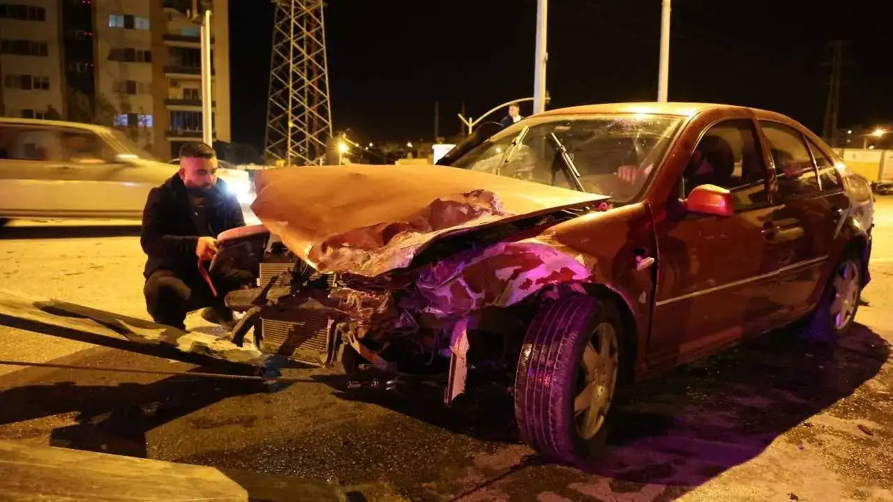 Adana’da Babadan Kalan Yadigar Araç Perte Çıktı! 2 Yaralı 4